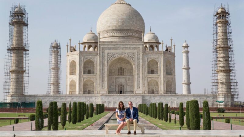 Kate e William em frente ao Taj Mahal