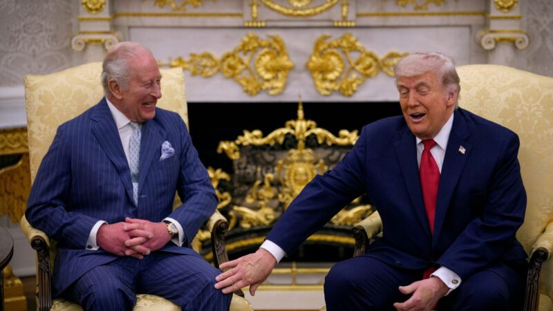 Trump brincando com Charles III sobre parentesco