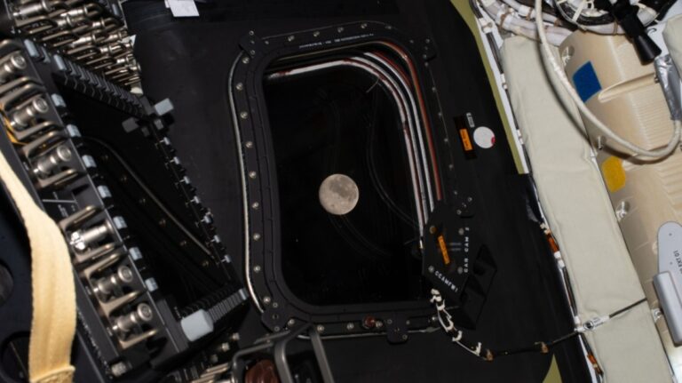 Artemis II: astronautas superam recorde e observam a Lua de perto
