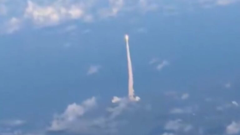 Artemis II: Passageiro de avião filma exato momento do lançamento histórico