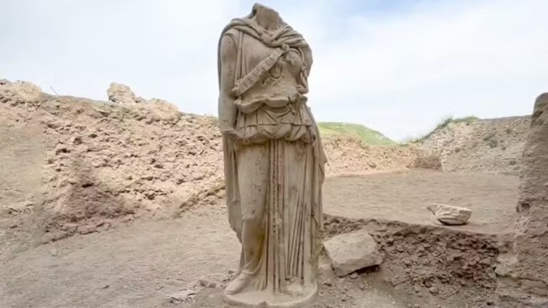 Estátua de mármore de 2 metros da deusa Atena é descoberta na Turquia