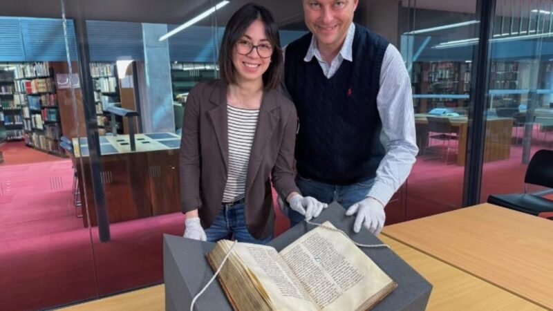 Pesquisadores Elisabetta Magnanti e Mark Faulkner com cópia do Trinity College Dublin do Beda História Eclesiástica do Povo Inglês Trinity College Dublin