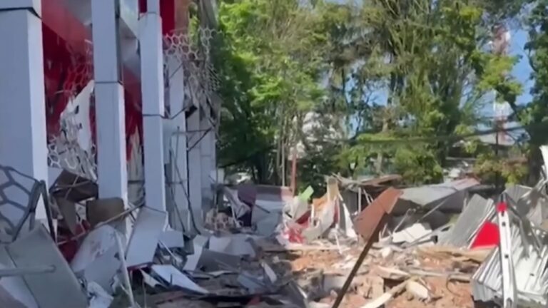Indonésia emite alerta de tsunami após terremoto de magnitude 7,8