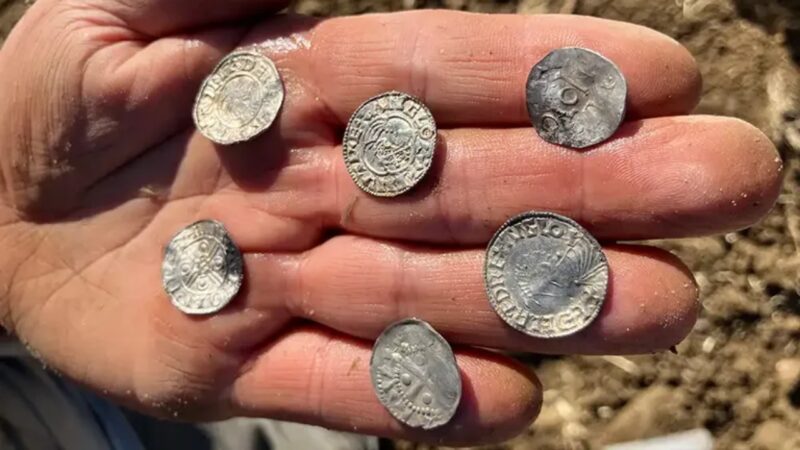 Tesouro viking com quase 3 mil moedas é descoberto na Noruega