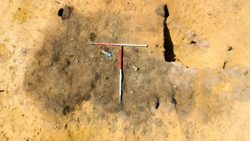 Arqueólogos encontram pira funerária pré-histórica na Inglaterra