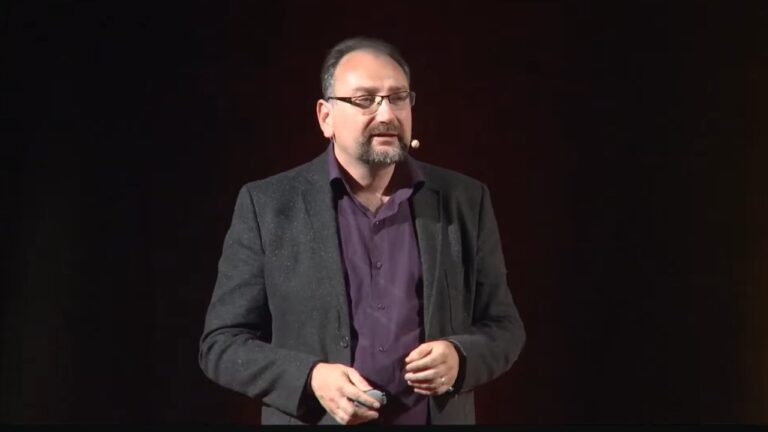 Professor é acusado de fraude após inventar prêmio na França
