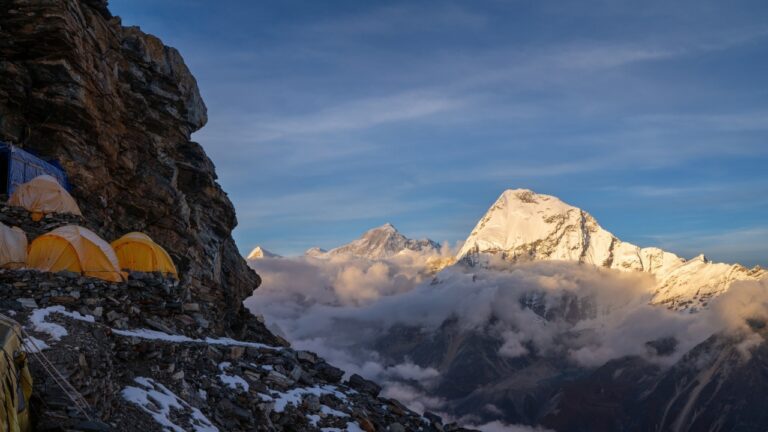 Mulher morre após ser atingida por avalanche no Nepal