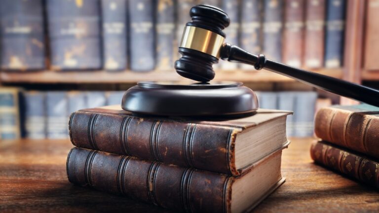 Em decisão histórica, Justiça italiana reconhece três pais para criança