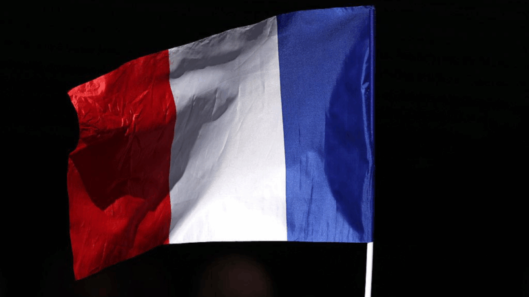 França revoga lei que tratava pessoas escravizadas como propriedade quase 180 anos após abolir a escravidão