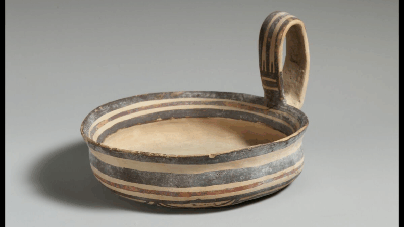Vaso de 2,7 mil anos com figura com olhos intriga arqueólogos