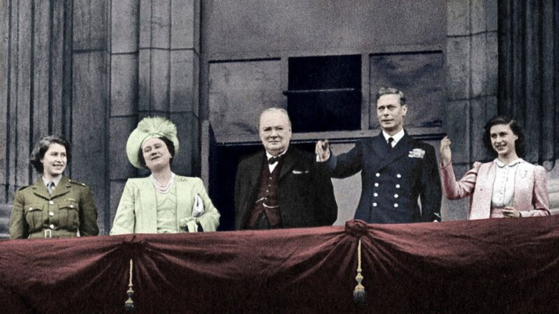 Em 1945, Elizabeth II participou secretamente das comemorações do Dia da Vitória na Europa