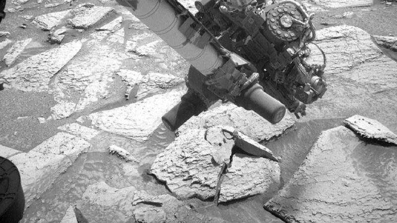 Em vídeo, rover Curiosity da Nasa remove pedra que ficou presa em seu braço robótico