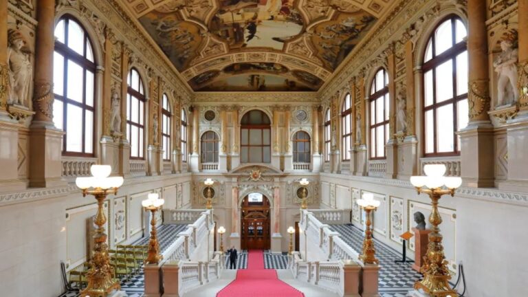 Pinturas de Gustav Klimt em teatro austríaco poderão ser vistas de perto pela primeira vez