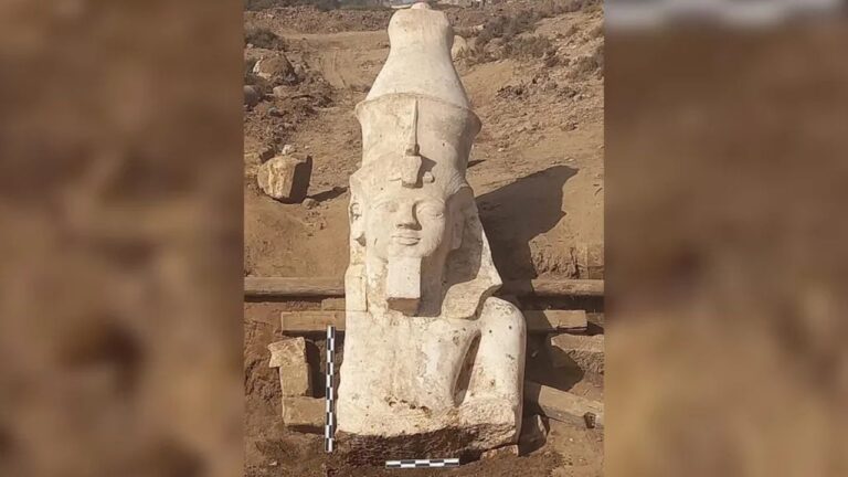 A impressionante estátua de Ramsés II encontrada em partes, em um intervalo de quase 100 anos