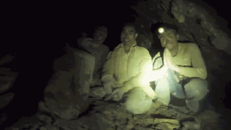 Grupo é resgatado com vida após uma semana preso em caverna no Laos