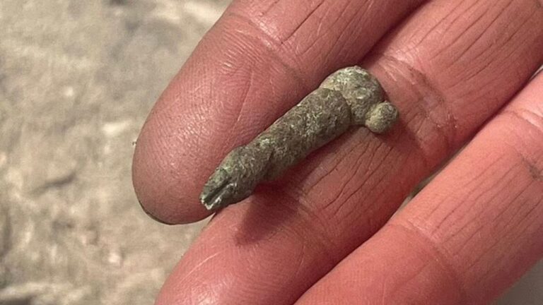 Pingente fálico romano de 2,5 cm é encontrado na Grã-Bretanha