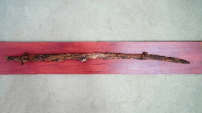 Espada de 800 anos é encontrada em túmulo medieval russo