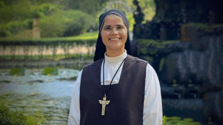 Freira brasileira morre ao tentar salvar colegas em praia na Itália