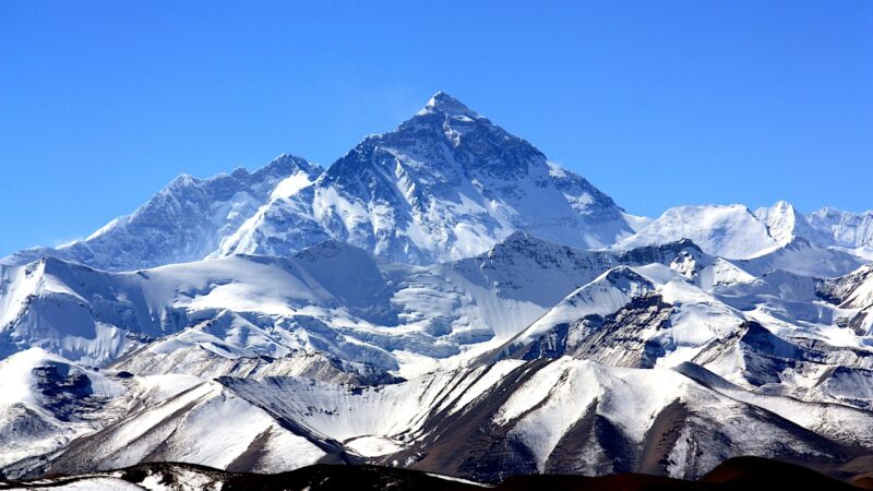 Everest registra recorde com 274 alpinistas chegando ao cume no mesmo dia