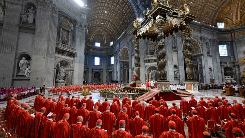 Vaticano ameaça excomungar grupo católico ultraconservador