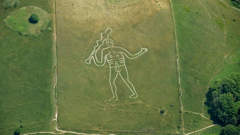 Geoglifo medieval de gigante passa por processo de restauração na Inglaterra