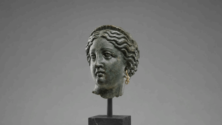Cabeça romana de mármore é encontrada em obras na Espanha
