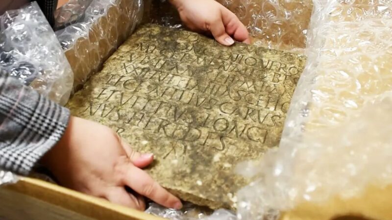 Lápide romana de 2 mil anos achada nos EUA é devolvida à Itália