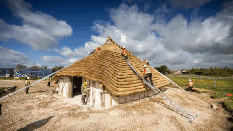 English Heritage anuncia reconstrução de salão neolítico próximo a Stonehenge