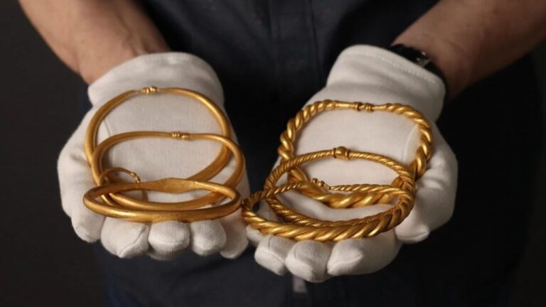 Tesouro viking de ouro é descoberto na Dinamarca