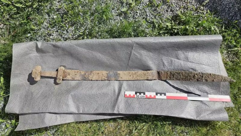 Por acaso, menino de 6 anos encontrou espada viking de 1.300 anos na Noruega