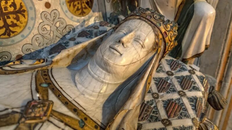 Restos mortais da rainha medieval Elisenda são desenterrados na Espanha