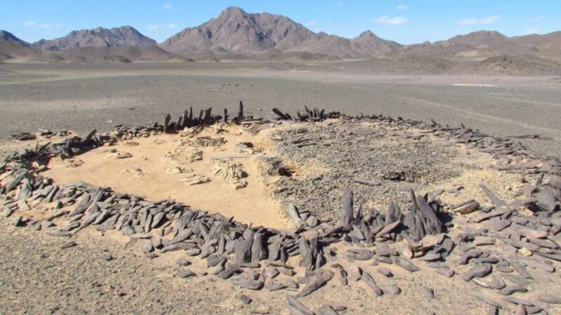 Fotografia de estrutura funerária feita há cerca de 5.000 anos