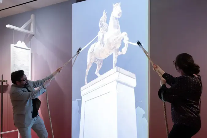 Simulação da derrubada de estátua de George III em exposição em Nova York