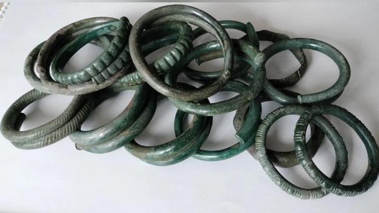 Raro tesouro com pulseiras e tornozeleiras da Idade do Bronze é descoberto na Polônia