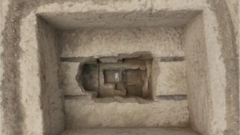 Arqueólogos examinam tumba antiga e encontram garrafa de cerveja de 2.300 anos