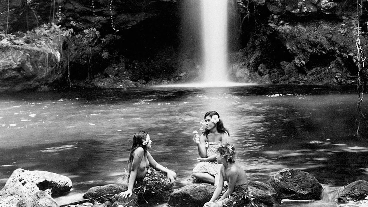 Cena do meio do filme Moana de 1926, mulheres na cachoeira