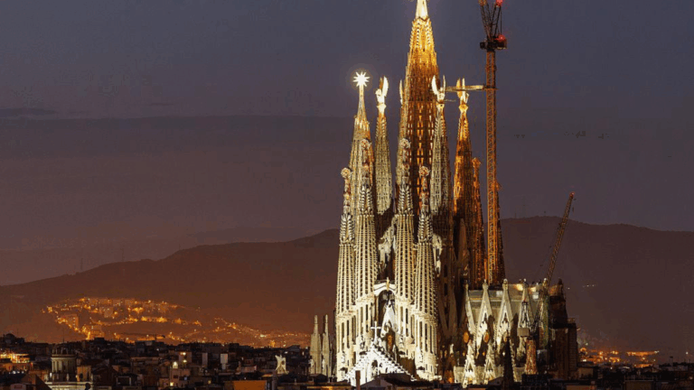 Papa Leão XIV inaugura nova torre da Sagrada Família