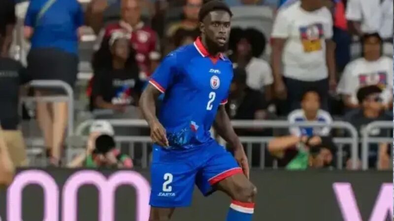 Fotografia do uniforme acusado de mensagem política pela Fifa em jogo amistoso do Haiti na Copa do Mundo