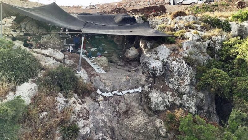 Fotografia do sítio arqueológico da caverna pré-histórica selada em Israel