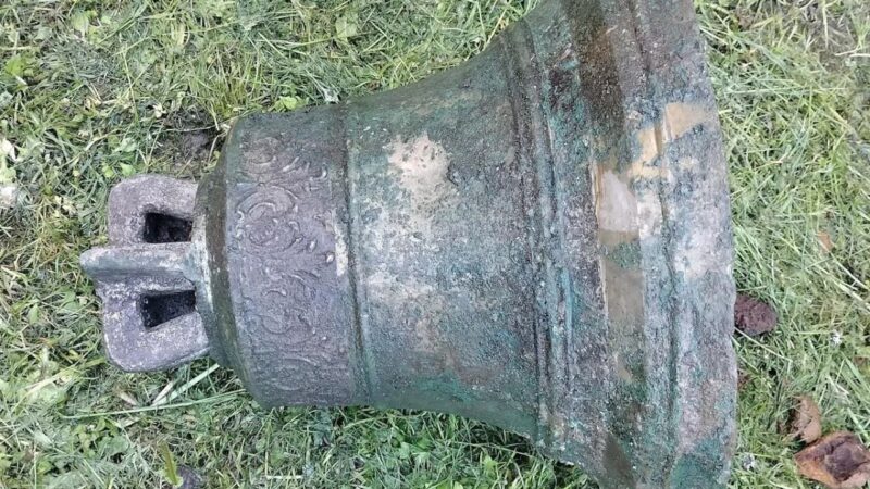 Sino de igreja é encontrado enterrado à beira de estrada na Polônia