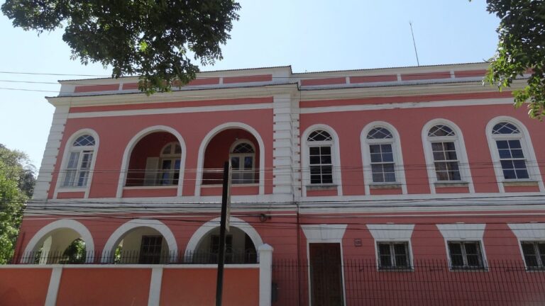 Descendente de D. Pedro II é trancado para fora de palácio em meio a disputa