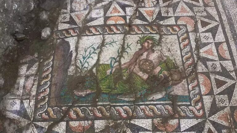Arqueólogos encontram mosaico de deus do rio na Turquia