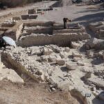 Arqueólogos descobrem partes de ídolos de 2.500 anos em santuário de Apolo