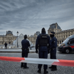 Roubo de joias do Louvre ocorrido em 2025 será transformado em filme e série documental