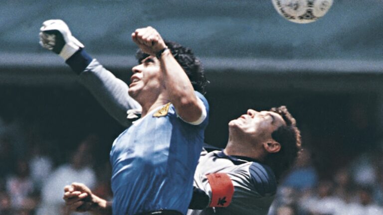 Mão de Deus: bola usada em icônico gol de Maradona vai a leilão