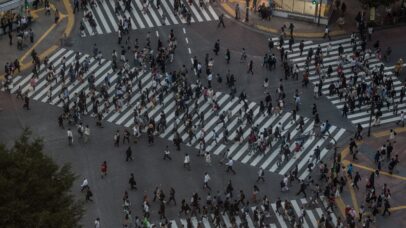 Humanos tendem a caminhar em sentido anti-horário, diz estudo