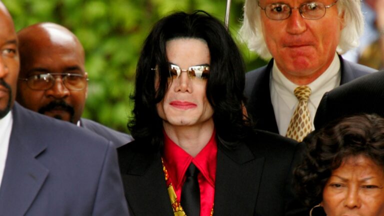 O que a polícia encontrou na Neverland de Michael Jackson?