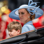 Kate Middleton viraliza após reação a manifestantes durante desfile da família real
