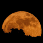 Lua de Morango poderá ser observada no céu nesta segunda-feira