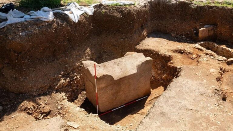 Raro sarcófago romano é achado selado após 1.500 anos na Croácia